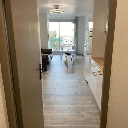 Renove 200 M De La Avec Parking Prive Apartman