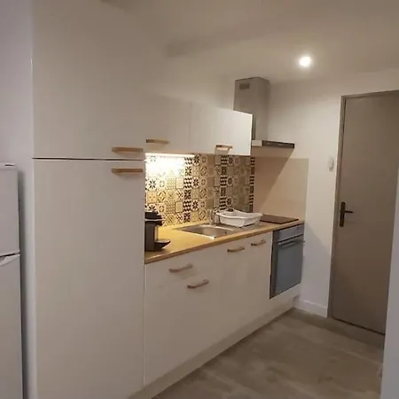 Renove 200 M De La Avec Parking Prive אגדה