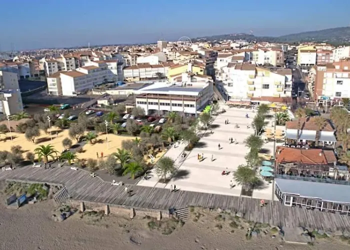 Rénové 200 M De La Avec Parking Privé Appartamento Agde