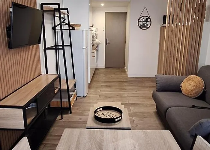 Rénové 200 M De La Avec Parking Privé Appartamento *