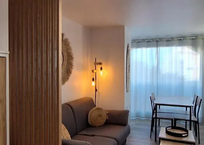 Renove 200 M De La Avec Parking Prive Апартаменты *