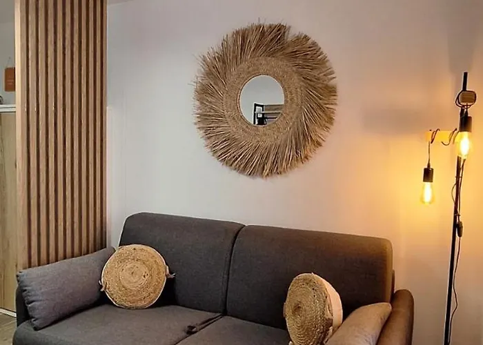 Renove 200 M De La Avec Parking Prive Апартаменты *